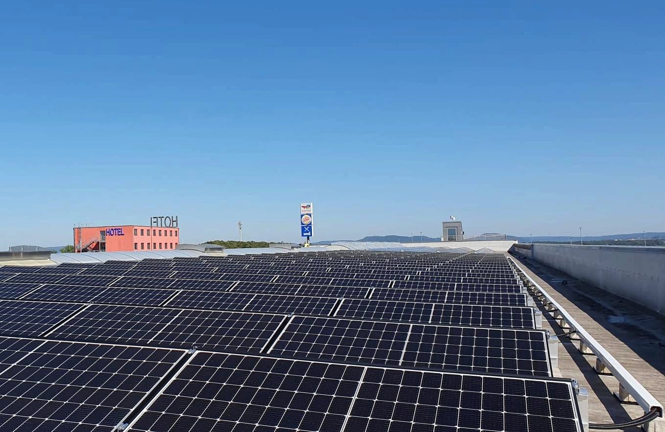 Rooftop solar PV array